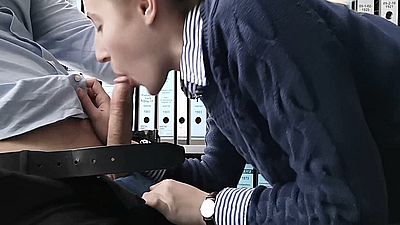 Обученая собака лижет пилотку